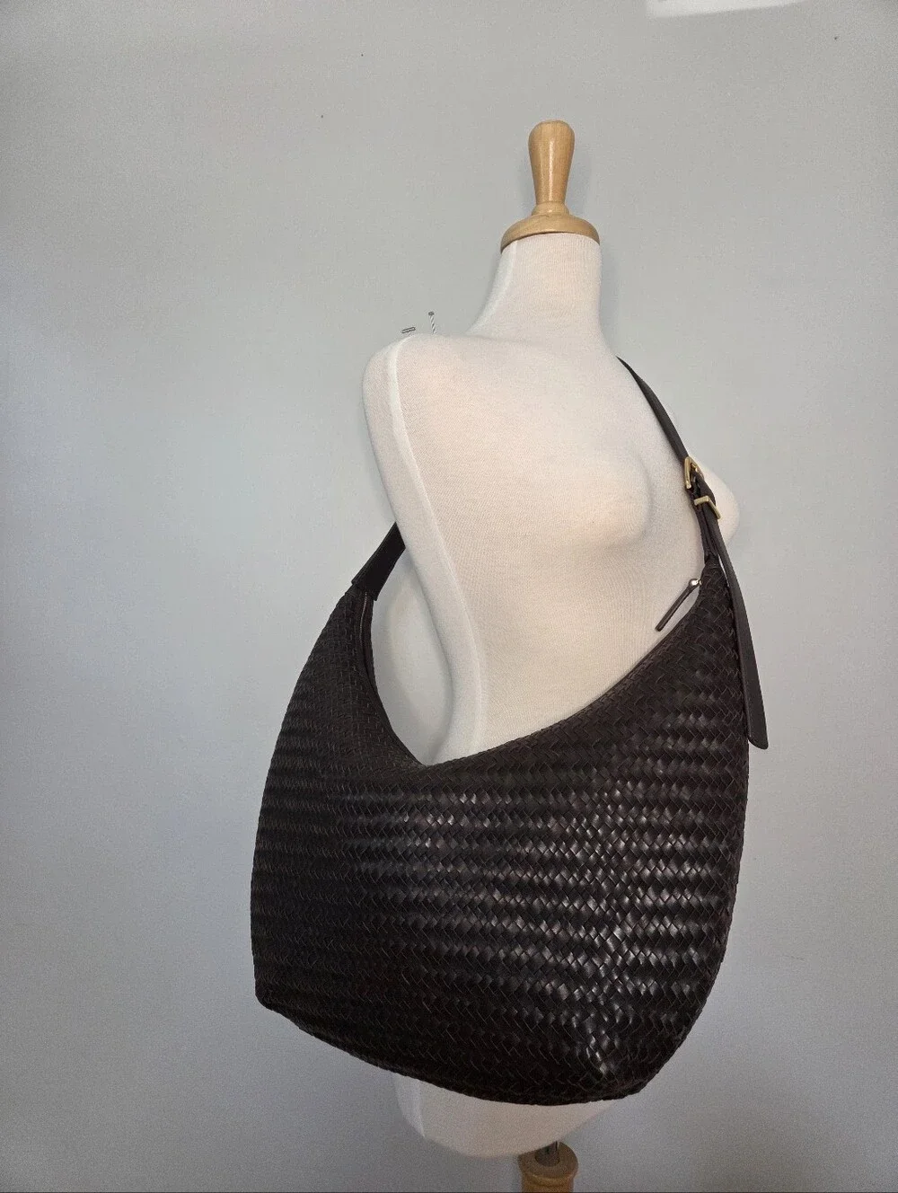 Madewell The Essential Curve Shoulder Bag In Coffee Bean